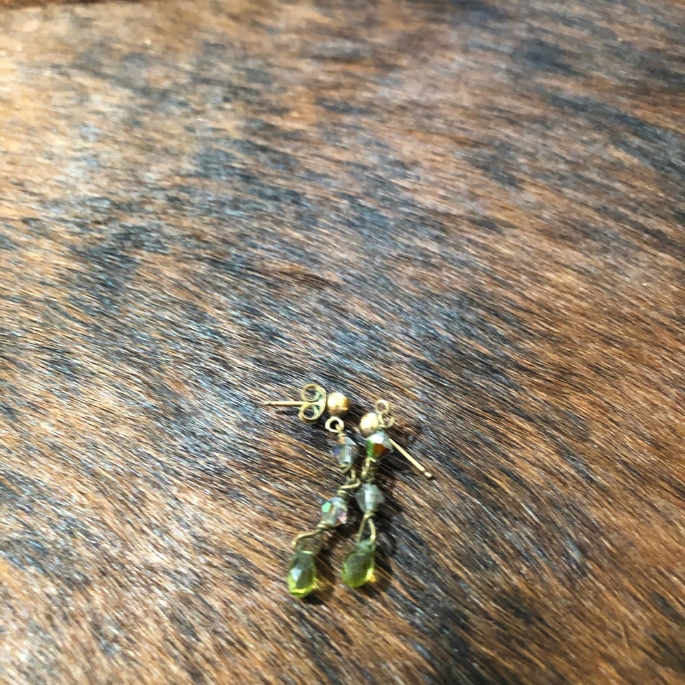 💍 NWOT Peridot and crystals gold like earrings